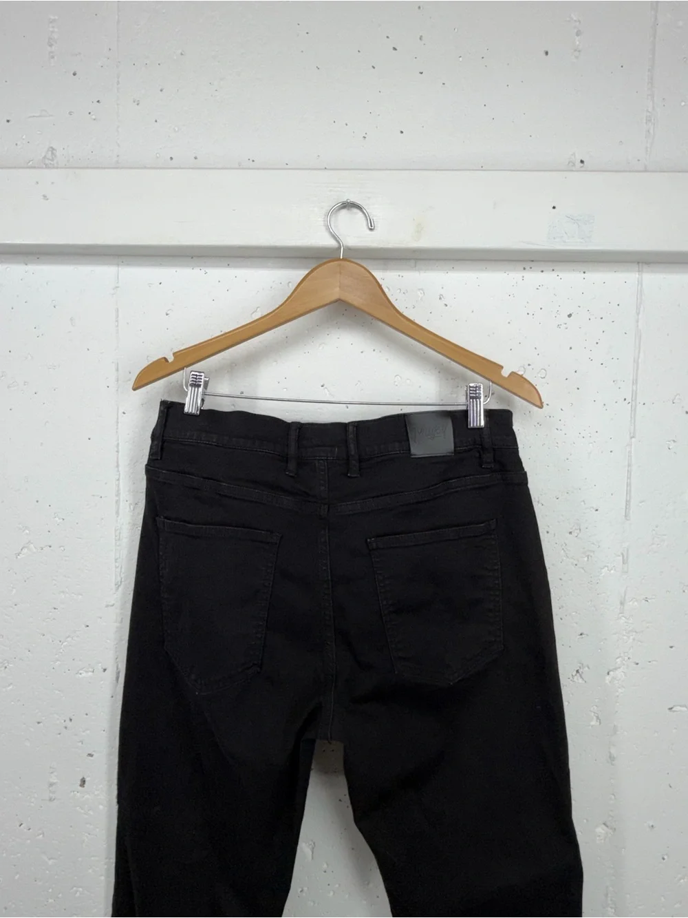 MUGSY Men’s size 34 x 29 Black Out Relaxed Fit Stretch Jeans